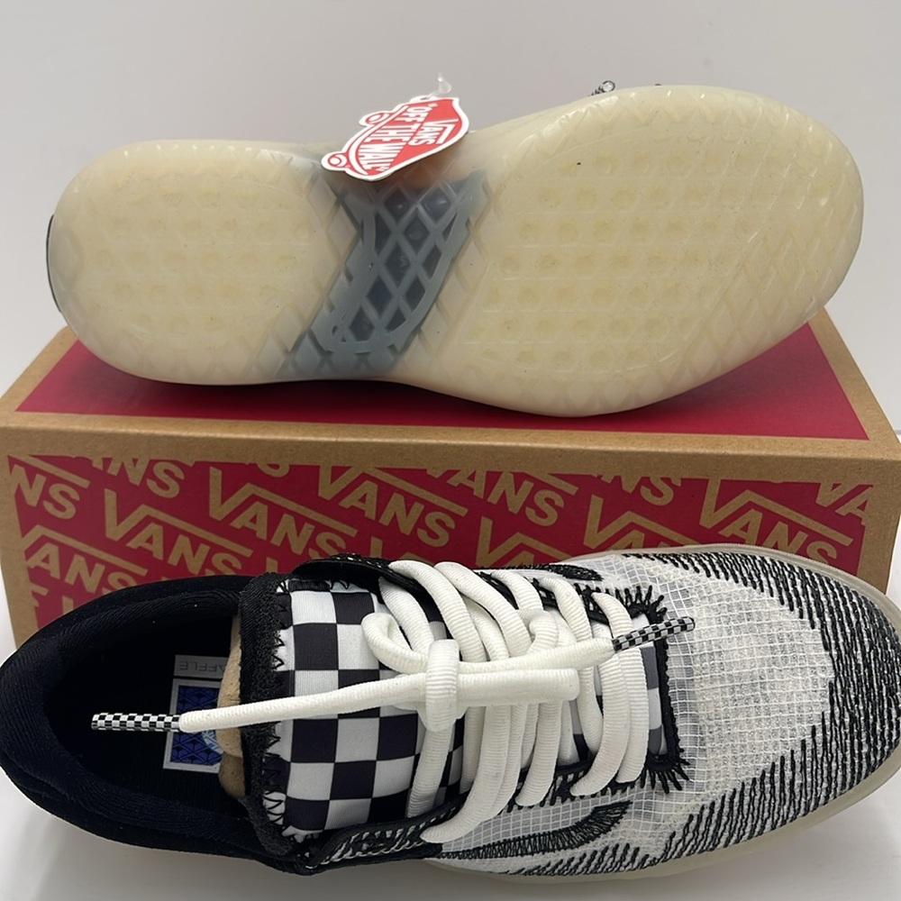 Vans WMNS Ultimatewaffle Checkers White/Black
VN0007NJYB2 Sneakers - Picture 3 of 16